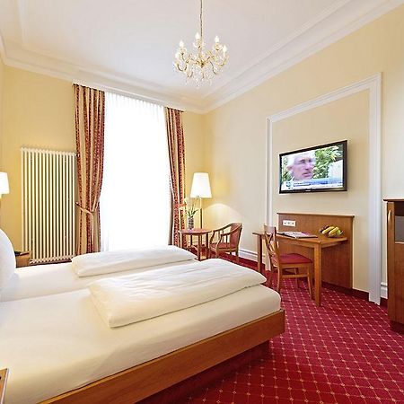 Hotel Schweizer Hof บาเดน-บาเดน ภายนอก รูปภาพ