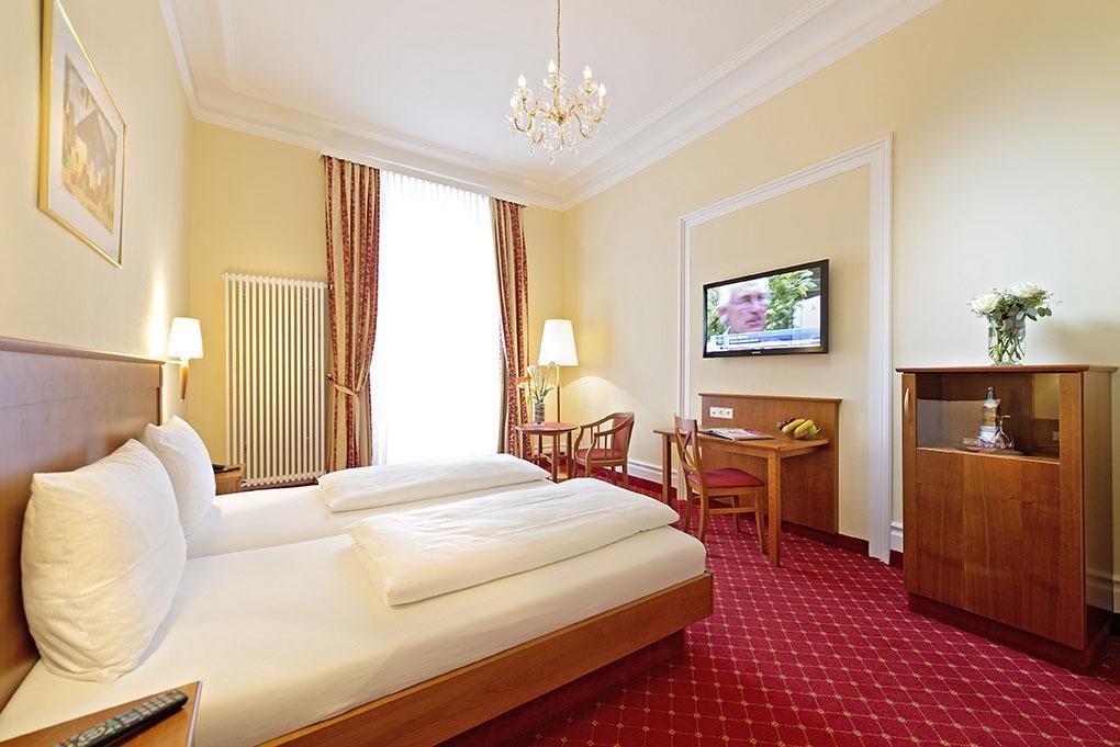 Hotel Schweizer Hof บาเดน-บาเดน ภายนอก รูปภาพ