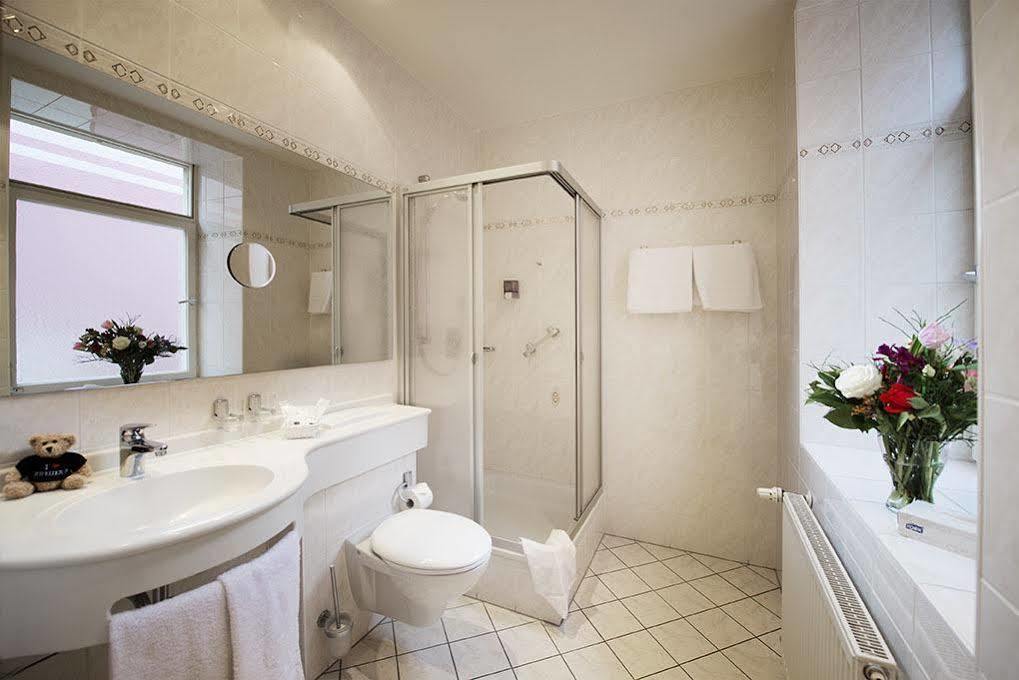 Hotel Schweizer Hof บาเดน-บาเดน ภายนอก รูปภาพ
