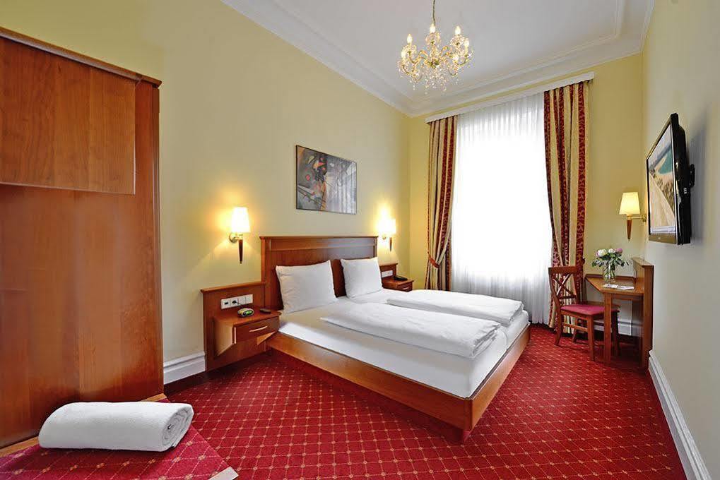 Hotel Schweizer Hof บาเดน-บาเดน ภายนอก รูปภาพ